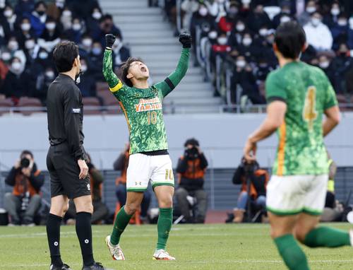 大津に快勝して優勝を決め、喜ぶ青森山田・松木=国立競技場