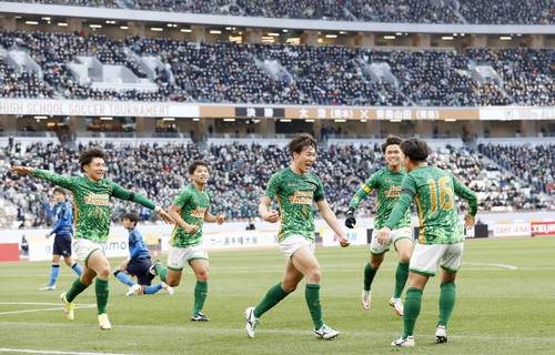 第100回全国高校サッカー選手権決勝の大津戦の前半、チーム2点目のゴールを決め喜ぶ名須川真光(中央)や藤森颯太(左、むつ市出身)ら青森山田イレブン。3大会ぶり3度目の優勝を成し遂げた=10日、国立競技場