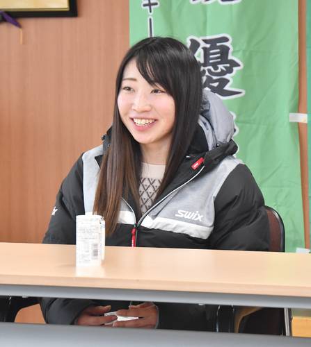 スキー女子距離で北京五輪代表に内定し、所属先の弘果弘前中央青果で意気込みを語る土屋正恵=11日、弘前市内