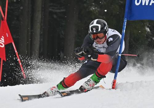 【高校男子大回転】2本合計1分59秒19で優勝した後山晃聖(東義)の2本目=大鰐温泉スキー場