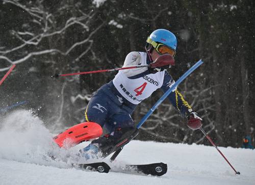【中学女子回転】2回合計1分29秒28で2位に入った小坂遥(天間林)の1回目=大鰐温泉スキー場