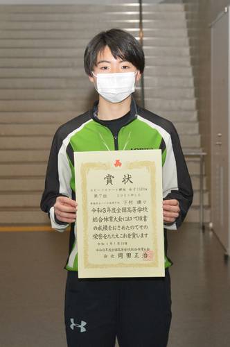 7位の賞状を手にする下村璃々(八戸西)