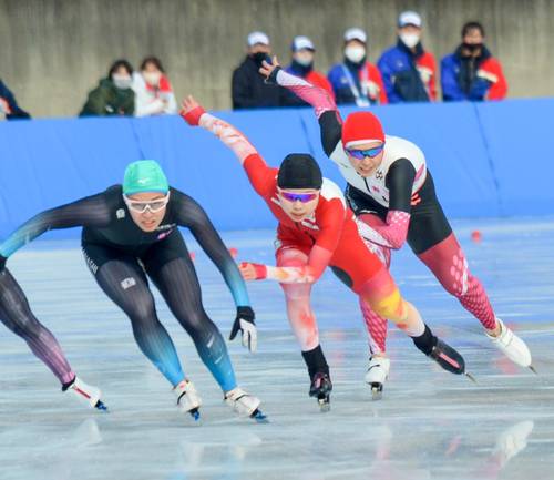 【成年女子500メートル準決勝】決勝進出を逃した八学大の杉浦美咲(右)