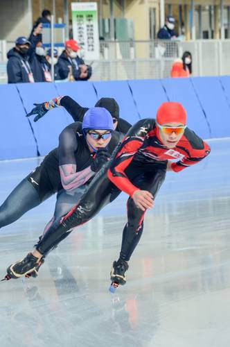 【少年男子1500メートル予選】組4位で決勝進出を逃した工大一の木村春翔(右)