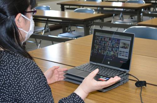 新型コロナウイルスの感染が急速に広がる中、学習用端末は自宅待機をする児童生徒と教員をつなぐ貴重なツールとなっている(写真はイメージ)