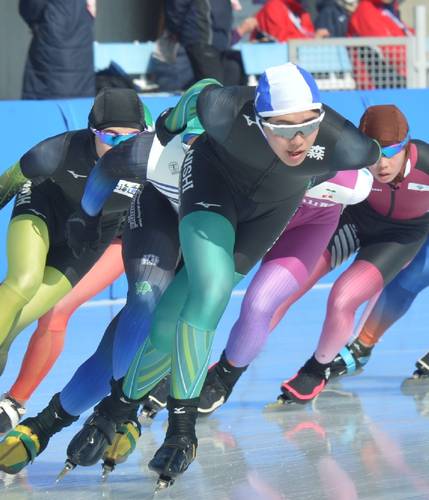 【少年男子1万メートル決勝】11位と入賞に届かなかった八戸西高の佐々木海地(中央)=栃木県立霧降スケートセンター