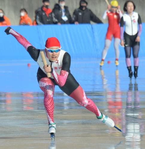 【成年女子2000メートルリレー予選1組】組5位で決勝進出を逃した青森アンカーの大岩未奈美(八学大)=左=。成年女子は決勝進出者ゼロに終わった