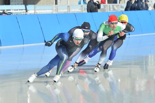 【成年男子5000メートル予選1組】組3位で決勝に進出した信州大の根城知哉(左)