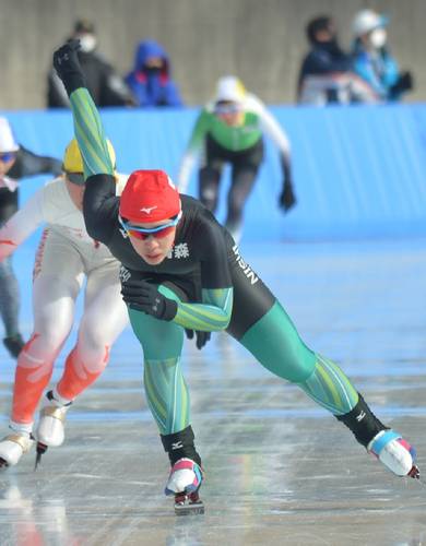 【少年女子3000メートル決勝】最後の直線で追い上げ、着順で8位に滑り込んだ八戸西高の根城理実(右)=日光霧降スケートセンター
