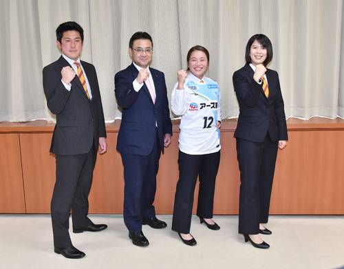 女子サッカーなでしこリーグ1部のASハリマアルビオン入りを決めた、八戸学院大の根本ひかる(右から2人目)=28日、八戸市庁