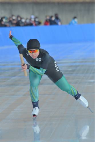 【少年女子2000メートルリレーB決勝】最後の直線で群馬をかわし、1着でゴールした青森のアンカー下村璃々(八戸西高)=日光霧降スケートセンター