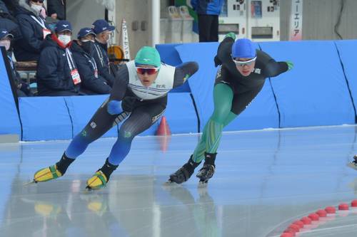 【少年男子5000メートル決勝】8位入賞を果たした八戸西高の佐々木海地(右)=日光霧降スケートセンター