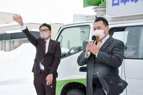 街頭で手を振る其田寿一氏(左)とマイクを握る齊藤直飛人氏=29日、青森市