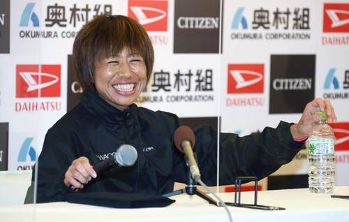笑顔で報道対応する福士加代子=30日午後、大阪市のヤンマースタジアム長居(代表撮影)