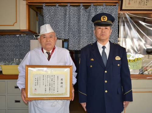 中村隆署長(右)から感謝状を受け取った小笠原義春代表