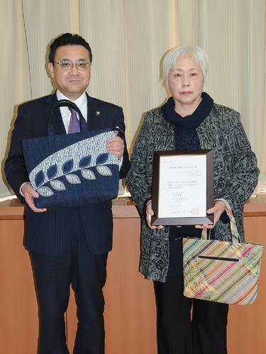 熊谷雄一市長(左)に青森県伝統工芸品への指定を報告した川原和子さん
