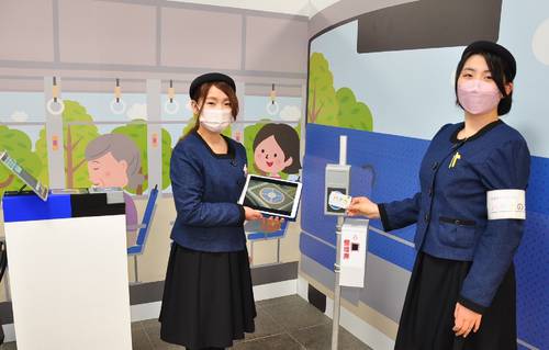 サポートブースでハチカをPRする専任スタッフ=8日、八戸市庁