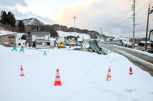 本橋設置のため、迂回路が設置される予定の小赤川周辺。積雪のため、本格的な作業はまだ始まっていない=7日、むつ市