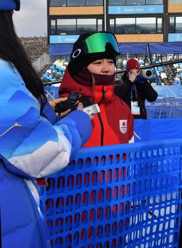 スノーボードクロス女子で棄権し、悔しさをにじませた中村優花=9日、雲頂スノーパーク