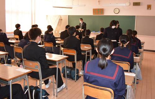 問題用紙の配布を待つ受験生=9日、八戸市の聖ウルスラ学院高