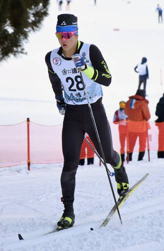 【男子距離クラシカル】27分38秒5で9位に入賞した亀田朝陽(野辺地)=田山スキー場