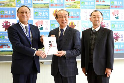 丸岡博教育長(左)に目録を贈る濱谷豊美さん(中央)。右は藤田裕司会長