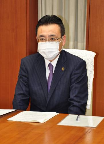 八戸商工会議所から経済対策の要望を受け、意見を交わす熊谷雄一市長=3日、八戸市庁