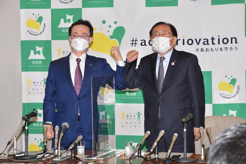 青森県立中央病院と青森市民病院を統合し、新病院を整備する方針で合意したと発表する三村申吾知事(右)と小野寺晃彦市長=10日、県庁
