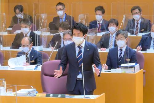 核燃新税の減免案について説明する宮下宗一郎市長=10日、むつ市議会