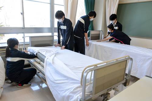 演習に取り組む八戸学院大短期大学部介護福祉学科の学生。より専門性の高い知識と技術の習得を目指す