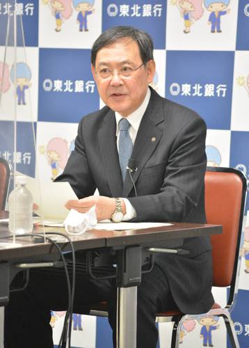 フィデアホールディングスとの経営統合見送りを受けて会見する村上尚登頭取=10日、盛岡市の東北銀行本店