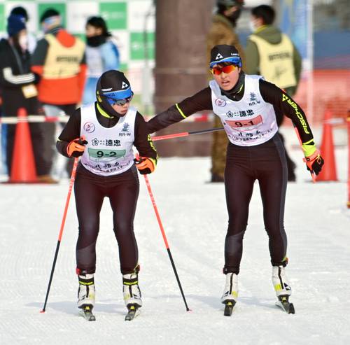 【女子距離リレー】野辺地は1走熊谷友奏(右)が2走土橋愛華に7位でつなぐ