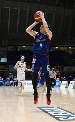 【青森―香川】第1クオーター、青森は下山大地がジャンプショットを決め、8―4とする=青森市マエダアリーナ