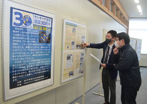 カシオペア連邦建国30年の軌跡をたどるパネルの展示会場