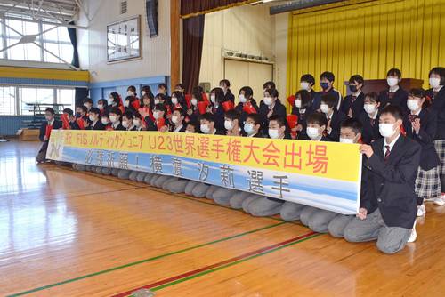 横濵汐莉選手にエールを送る野辺地高の2年生