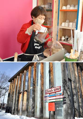 コーヒーを入れる奥山薫さん=写真上=と、1月から営業している「ピーチタイム」