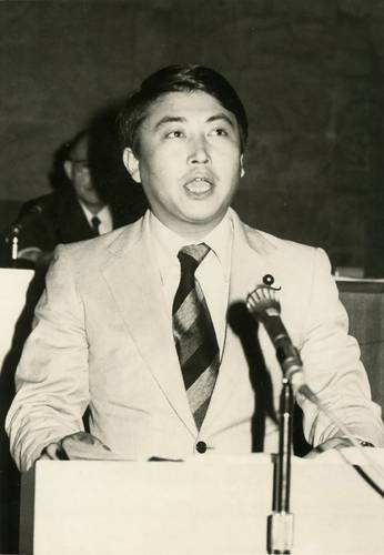 1975年4月に青森県議に当選し、政治家としての一歩を踏み出した大島理森氏。80年6月まで5年余り県議を務めた=75年7月7日、県議会一般質問
