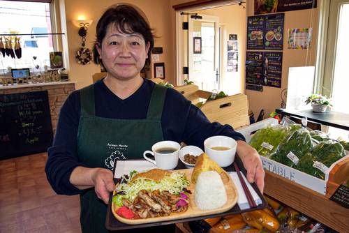 人気メニューの「農ランチ」をPRする古舘留美子さん