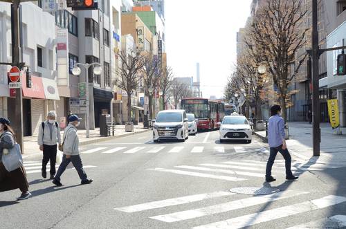 2車線化の方針が示された八戸市中心街の国道340号=21日