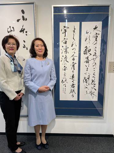 コラボレーションした作品の前に並ぶ佐下橋司節さん(左)と梅内美華子さん=4月、東京・銀座(佐下橋さん提供)