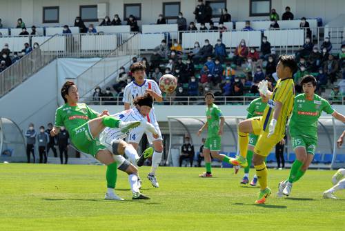 【ラインメール青森―ヴァンラーレ八戸】前半ロスタイム、八戸はMF渡邊龍(左)がシュートを放つ=八戸市プライフーズスタジアム