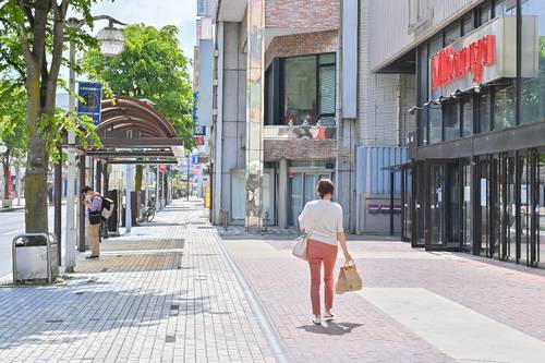 三春屋の閉店から1カ月が経過した。建物が残る八戸市十三日町は、人の流れが大きく変化している=12日