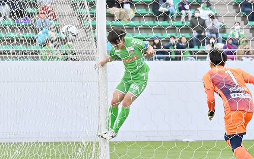 【ヴァンラーレ八戸―ギラヴァンツ北九州】後半ロスタイム、八戸は佐藤碧(左)がヘディングでこぼれ球を押し込み、先制する=プライフーズスタジアム