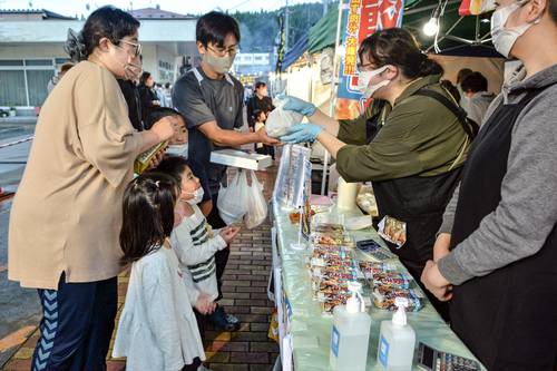 べっぴん夜市で各店自慢の商品を買い求める家族連れ