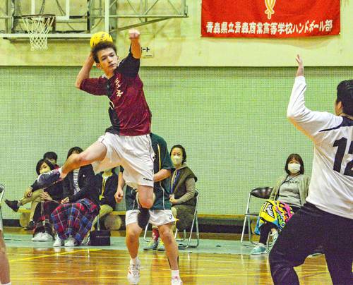 【ハンドボール男子決勝・三本木―青森商】後半、三本木はマレル・ライアン(左)が決めて24―19とする=野辺地町立体育館