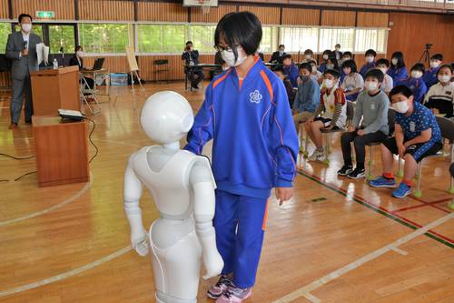 人型ロボットのパネルに触り、達増拓也知事(左奥)が出題したクイズに答える児童