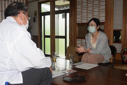 糠部神社で石川義夫宮司(左)と意見を交わす浅野瑞穂さん。参拝者増加に加え、地方の情報を発信するモデルケース構築を目指す