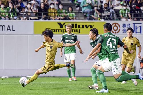 【八戸-松本】後半、八戸は中村太一(左)がシュートを放つ=八戸市プライフーズスタジアム