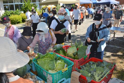 大勢の来場者でにぎわった小久慈朝市