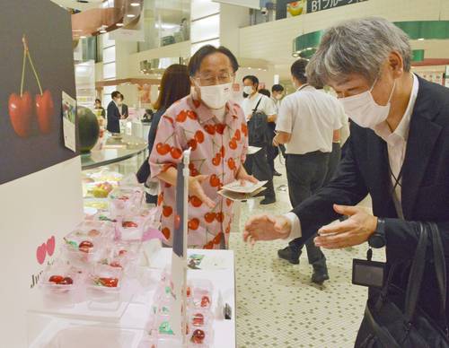 来店客にジュノハートをPRする三村申吾知事(中央)=4日、東京・新宿